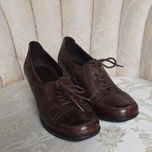 Clarks Womens Lace Up Shoesman-made. Size 8 M